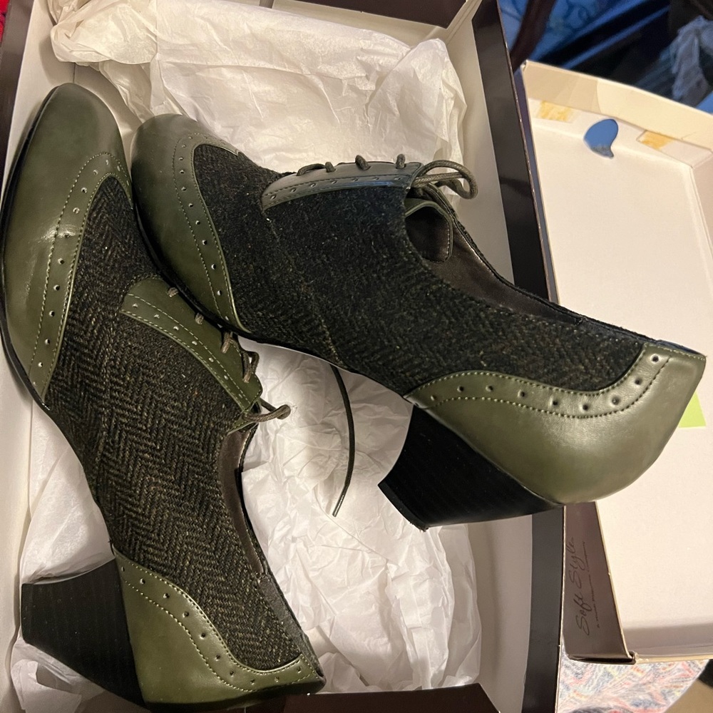 Women’s Soft Style low profile heels. Size 11 medium. Chive Green.